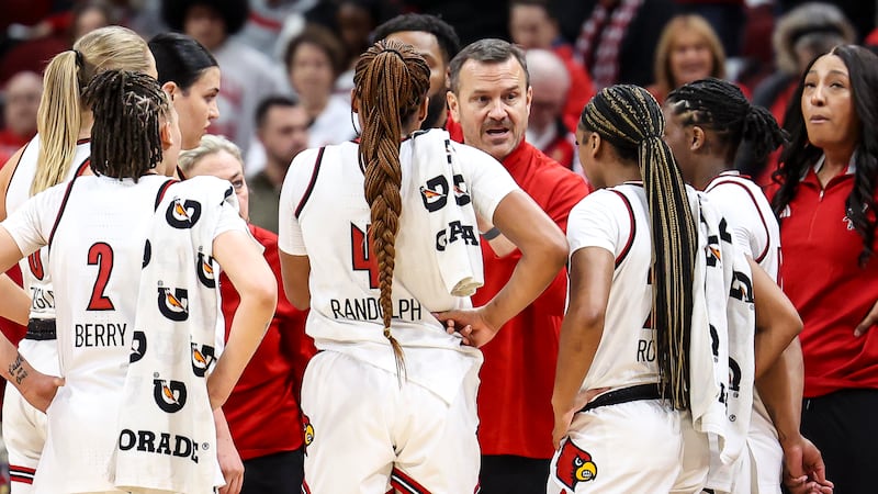 Jeff Walz talks to his team during a victory in the KFC Yum! Center during the 2025-26 season.