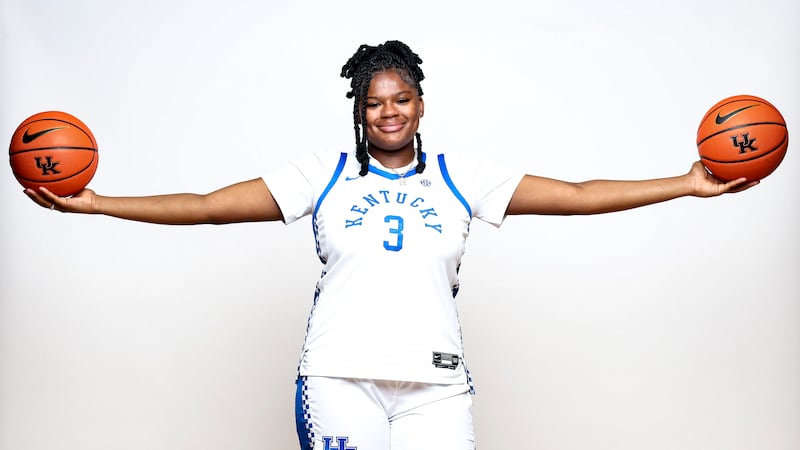 Kentucky women’s basketball signs 6-5 center Ramiya White