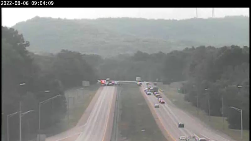 Injury crash blocks both lanes on Gene Snyder